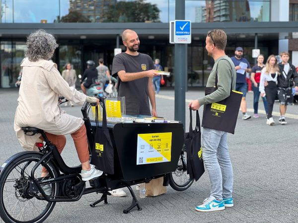Boeken uitdelen tijdens de Week van Lezen en Schrijven bij het Jeroen Bosch Ziekenhuis