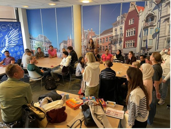 Groep jongeren krijgt Nederlandse les